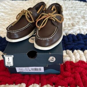 EUC-worn once boys sz 1.5 Sperry topsiders. Epically classic 😎